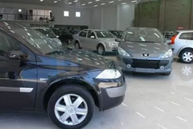 Concesionarias afirman que no hay autos y niegan que incentiven devaluación