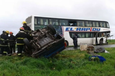 Dos muertos y varios heridos tras choque de micro de larga distancia y una camioneta