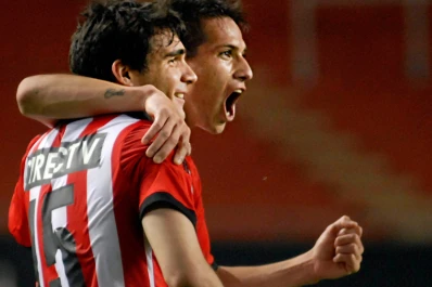 Román Martínez metió un golazo de taco en la victoria de Estudiantes