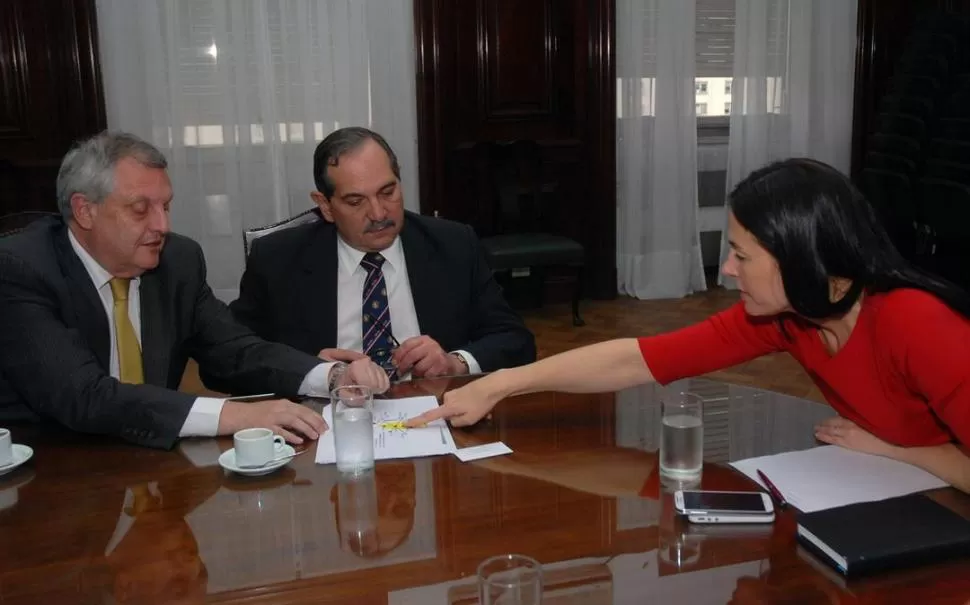 EN BUENOS AIRES. Gassenbauer, Alperovich y Matranga, durante la reunión. prensa y difusión