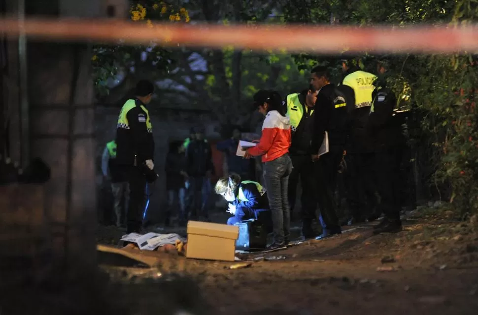 PERICIAS. La Policía registró el lugar en donde se encontró el cadáver. la gaceta / foto de hector peralta
