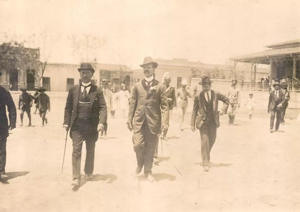 ERNESTO PADILLA. El gobernador camina a la derecha, en una de las tantas giras rurales que efectuó en 1915  la gaceta / archivo