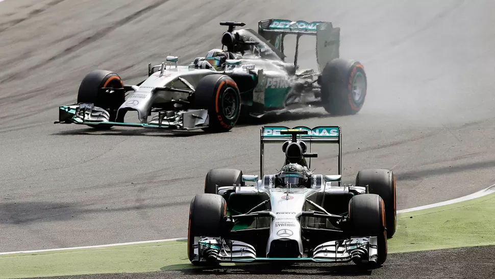 MANO A MANO. El campeonato de pilotos parece sólo reservado para Hamilton y Rosberg, que se pasó en la curva y le sirvió la victoria al inglés. REUTERS