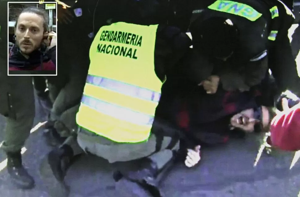 EXCESOS. Romero (en el recuadro de arriba) fue golpeado y sometido por varios agentes de Gendarmería. dyn