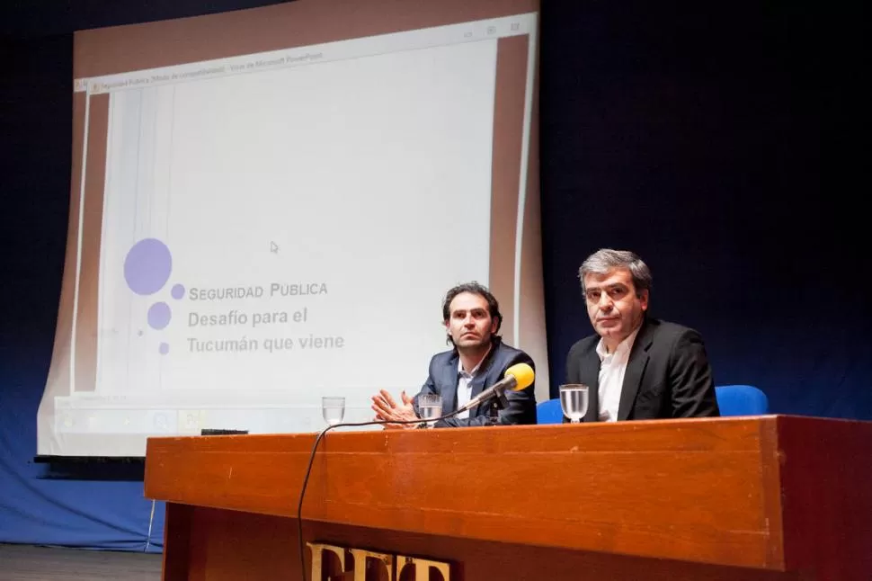 DISERTANTE INVITADO. El experto colombiano Federico Gutiérrez Zuluaga (izquierda) estuvo acompañado por el diputado nacional José Cano. prensa acuerdo cívico y social