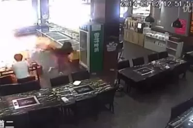 Video: una moza quemó viva a una clienta en un restaurante