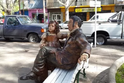 Una estatua de San Martín y su hija fue destruida a dos días de su inauguración