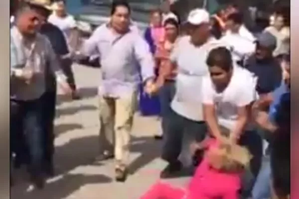Un diputado mexicano tomó a golpes a una travesti