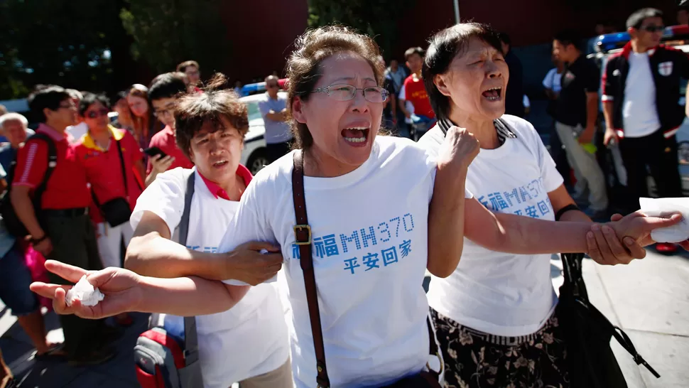 MEDIO AÑO DE DOLOR. Los familiares de las personas que iban a bordo del vuelo MH370 no ocultan su angustia por no tener rastros. REUTERS