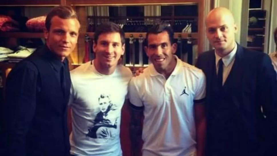 JUNTOS. Messi y Tevez son modelos de una exclusiva marca de ropa italiana. IMAGEN TOMADA DE TWITTER.COM