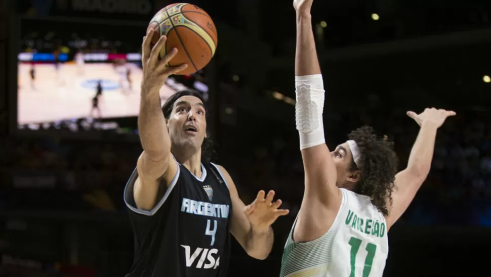 ESTUVO MANIATADO. Luis Scola no pudo contra la defensa brasileña. En la imagen, lo marca Anderson Verajao. FOTO DE FIBA.COM