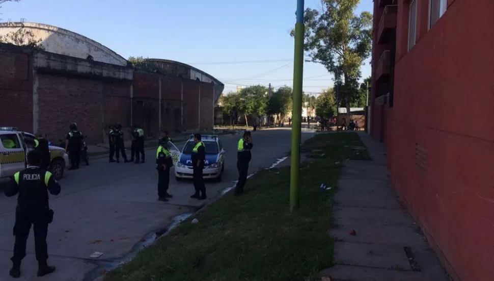 TRAS EL ENFRENTAMIENTO. Policías apostados en Juan B. Terán y Mate de Luna luego de los incidentes. La Gaceta / foto de José Inesta