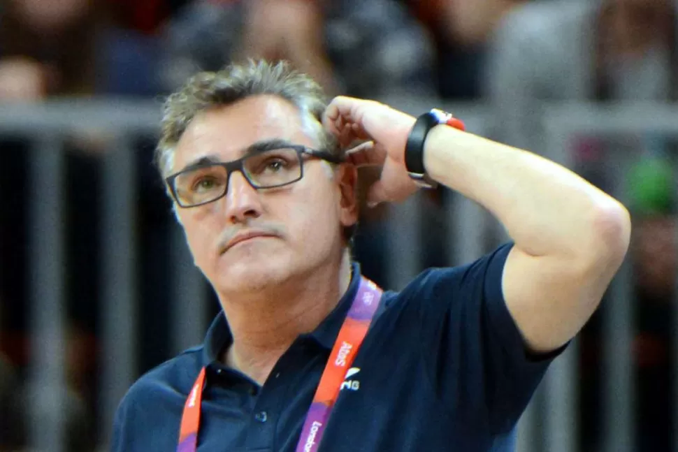 ADIOS. El entrenador Julio Lamas presentó la renuncia después de la dura derrota contra Brasil. AP