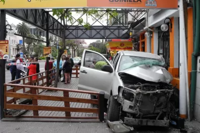 Difunden el video de la camioneta que arrolló a un canillita y se estrelló contra un quiosco