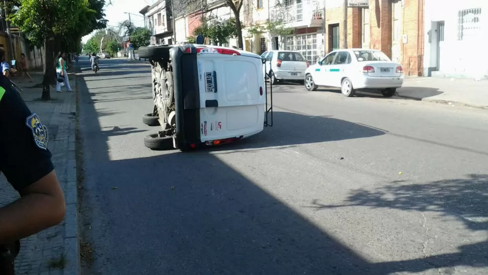 ASÍ QUEDÓ. La camioneta volcada sobre Marco Avellaneda. LA GACETA / FOTO DE GUSTAVO COBOS