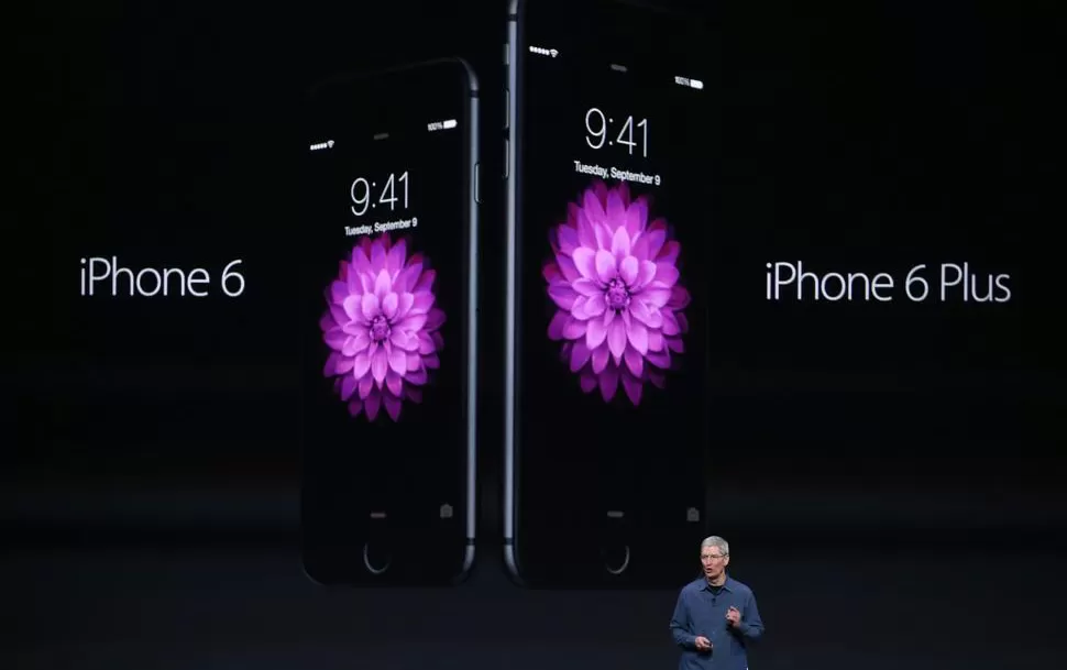 LO NUEVO. Tim Cook anunció el iPhone 6. FOTO TOMADA DE TIME.COM