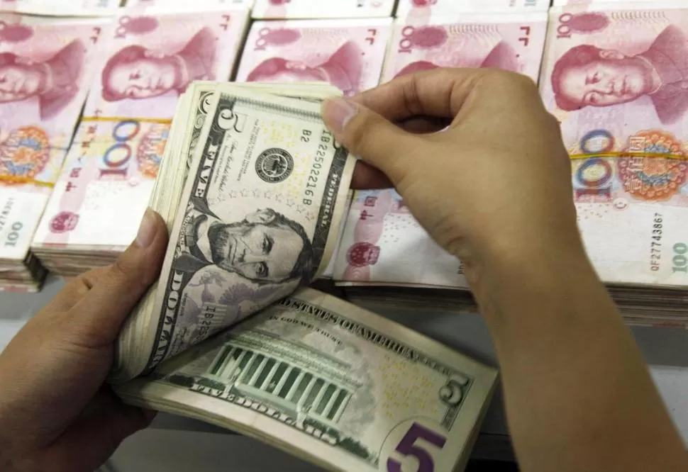 OPERACIÓN DE COBERTURA. China está dispuesta a otorgarle un préstamo en yuanes a la Argentina, que luego podrá convertirlos a dólares. afp  (archivo) 