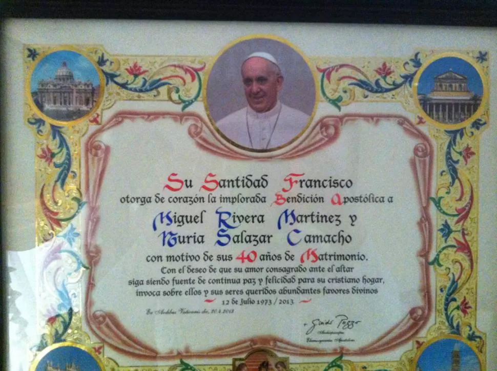 PRECIADO RECUERDO. Los fieles pagaban hasta 50 euros por el pergamino. nacion.com