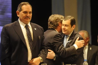 Alperovich no lo descarta, pero el voto electrónico parece lejano