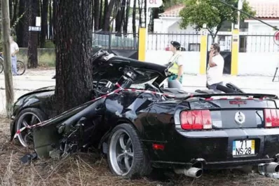Franco Jara estrelló su Mustang contra un árbol y resultó ileso