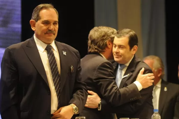 Alperovich no lo descarta, pero el voto electrónico parece lejano