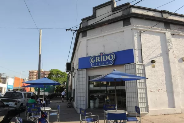 Dos delincuentes armados asaltaron tres heladerías en una hora