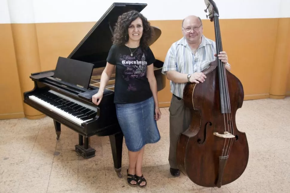 ANTES DEL ENSAYO. La pianista Paola Moreno y el contrabajista Bernardo Efron esperan a los otros músicos.  la gaceta / foto de inés quinteros orio