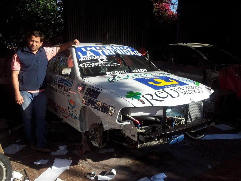 RECTA FINAL. Lucas Mohamed, ayer a la tarde, con el VW Gol en su etapa final de rearmado. Hoy, la máquina estará completa, lista para ser embarcada a Mendoza. 