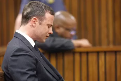 El atleta paralímpico Oscar Pistorius no asesinó a su pareja a propósito, según una jueza