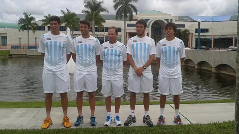 HAY EQUIPO. Los jugadores argentinos posaron para la foto oficial. FOTO TOMADA DE TWITTER.COM/AATENIS