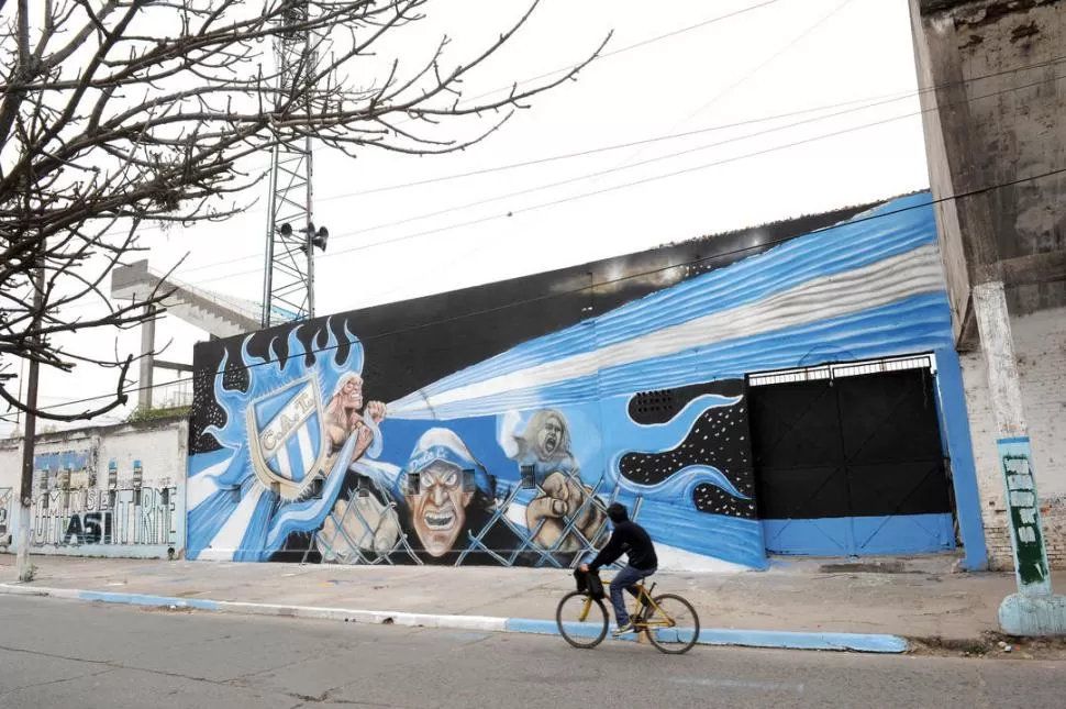EL ORGULLO DE LOS HINCHAS. Un grupo de simpatizantes ya pintó una pared del estadio para incentivar a sus pares a participar del novedoso concurso. 