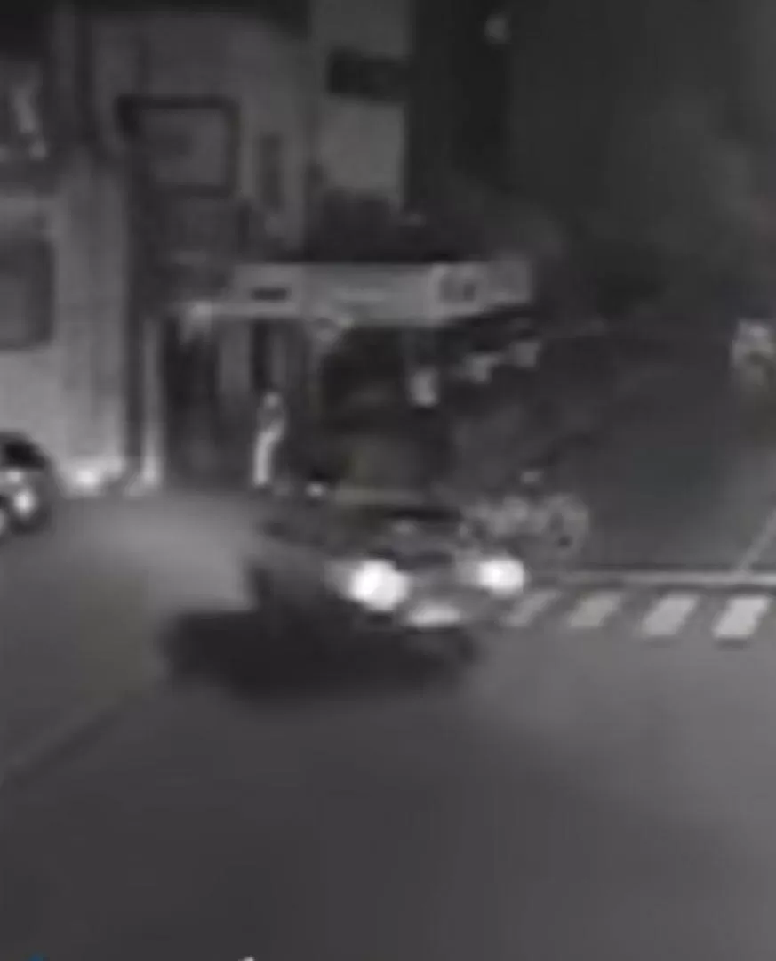 EL VIDEO. Las cámaras de seguridad registraron a la camioneta cruzando de carril hasta la vereda contraria.  capturas de video - la gaceta / foto de héctor peralta