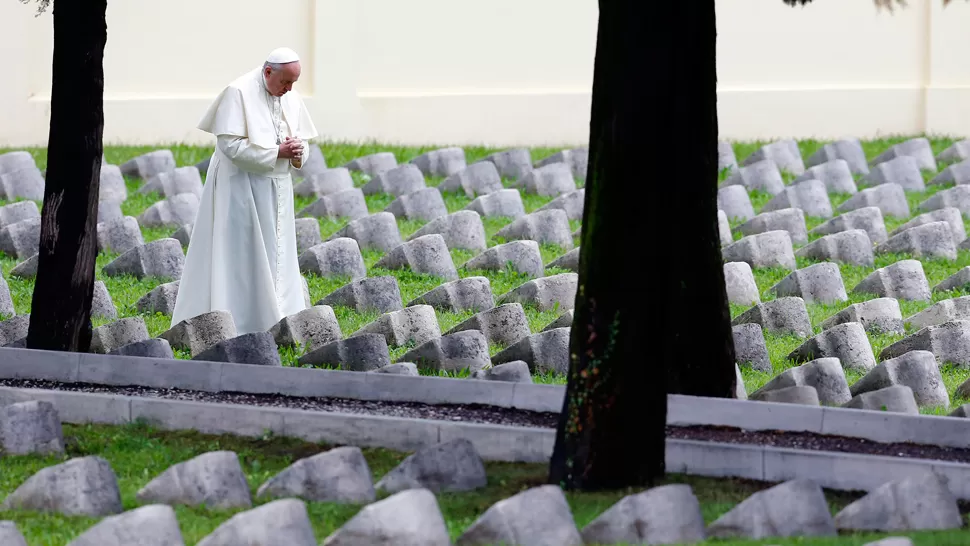 ORANDO. Francisco visitó la tumba de miles de soldados de la Primera Guerra Mundial. REUTERS