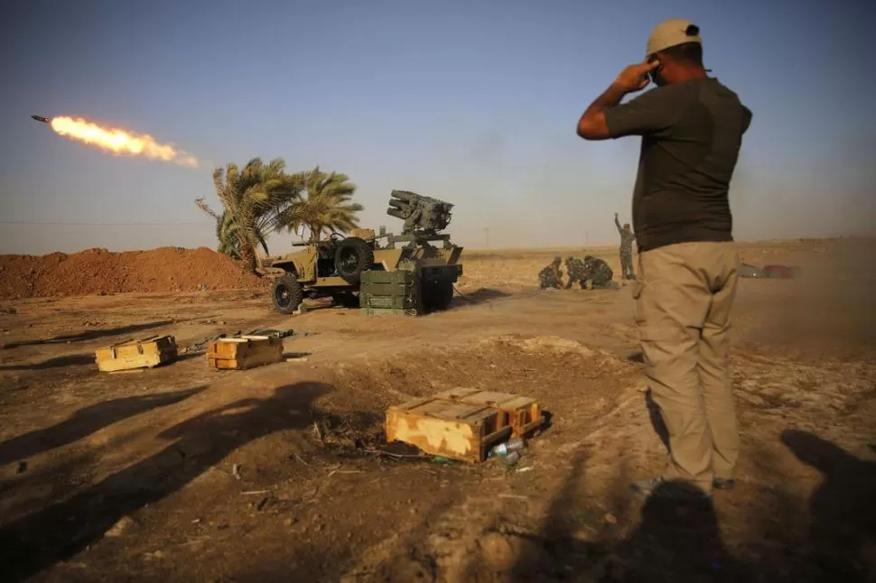 CERCA DE TIKRIT. Combatientes del Ejército regular de Irak lanzan cohetes contra posiciones yihadistas. En el norte del país, los combates siguen. fotos reuters