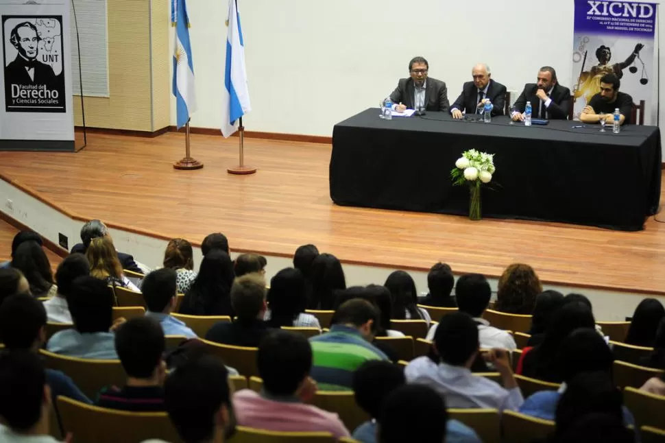 LOS ORADORES. Valdez, Gil Lavedra, Campagnoli y el moderador Rivas (de izquierda a derecha) en la mesa panel de este viernes en el Aula Magna. la gaceta / fotos de diego aráoz