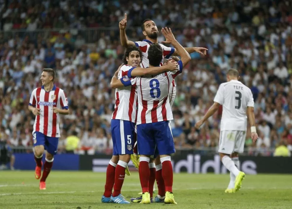GRACIAS AL CIELO. Turán festeja el gol con el que Atlético Madrid venció a Real.  