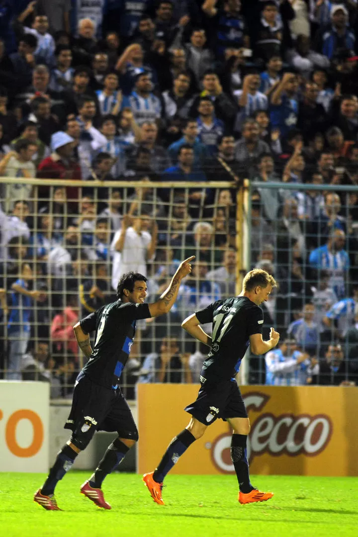 ¿SE COMPLEMENTAN? Detrás de Menéndez, Jara señala a la tribuna tras marcar su gol ante Sarmiento. Los delanteros son los goleadores de Atlético con tres cada uno. 