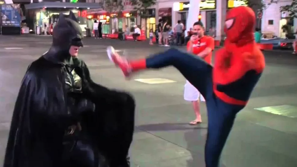 EN PLENA CALLE. Batman y Spiderman se enfrentaron contra un joven alcoholizado cerca de Broadway. IMAGEN TOMADA DE YOUTUBE.COM