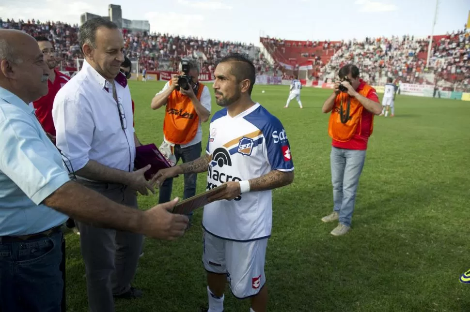 POR LOS HINCHAS. Antes del partido, la CD distinguió a Ibáñez quien recibió la plaqueta. “Lo hice por la gente”, dijo “Ratón”. 