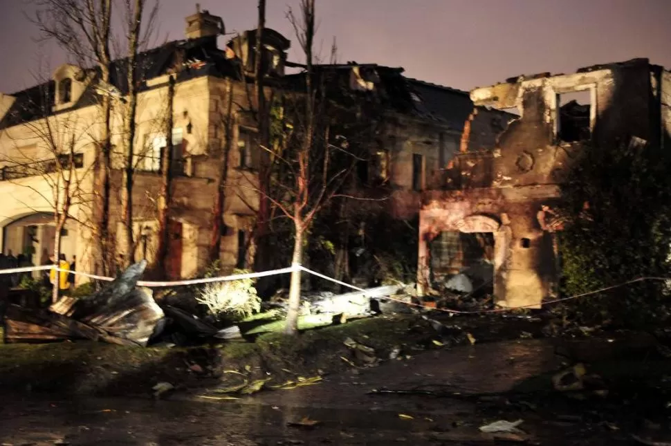 DESTRUCCIÓN. La caída de la avioneta provocó una explosión y la vivienda del barrio privado terminó completamente consumida por las llamas. DYN
