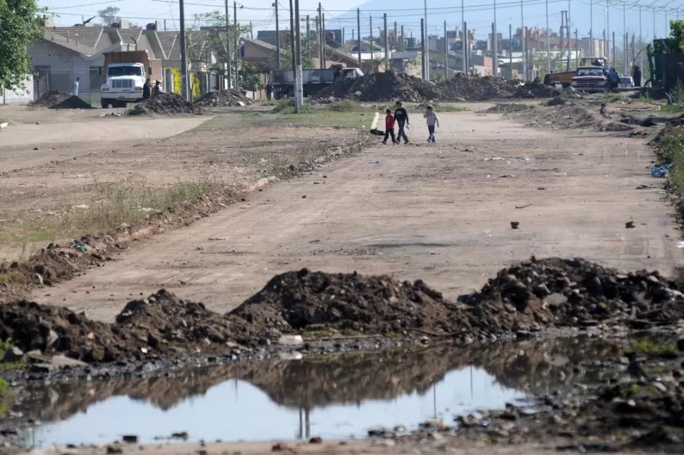OBRAS. Tres chicos caminan por la zona en la que se está construyendo el último tramo de Las Américas, que habilitará el paso a Lomas de Tafí. la gaceta / fotos de inés quinteros orio 