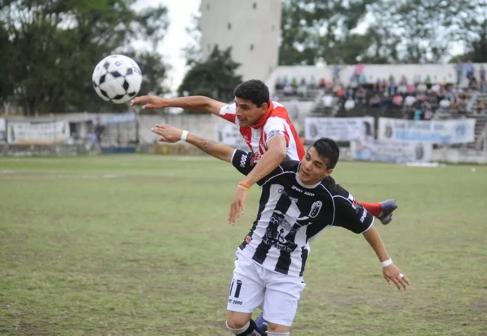 INTENSA LUCHA POR EL BALÓN. Nicolás Roldán (11), autor de los dos tantos de Concepción FC, intenta superar la marca de Álvaro Cantos Campero. 