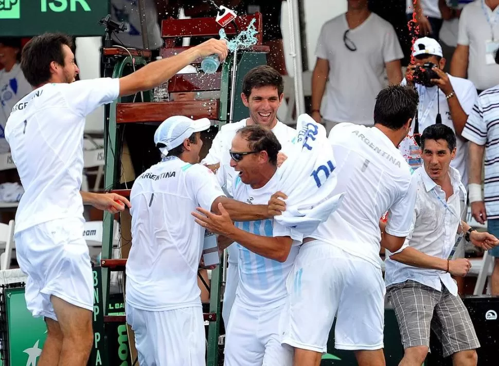 LA ALEGRÍA ES SOLO ARGENTINA. Los integrantes del equipo de Copa Davis celebran alborozados al término del 5° match. telam 
