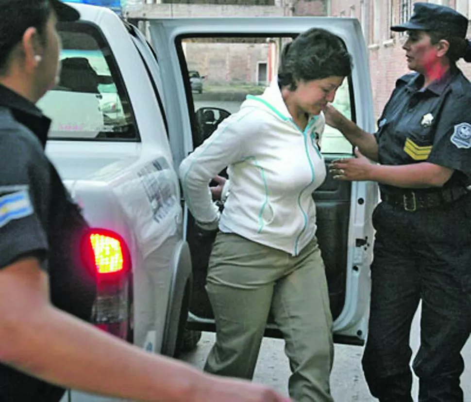 TRIBUNALES. Acosta, en una de las veces que fue llevada a la sede penal. LA GACETA / ARCHIVO