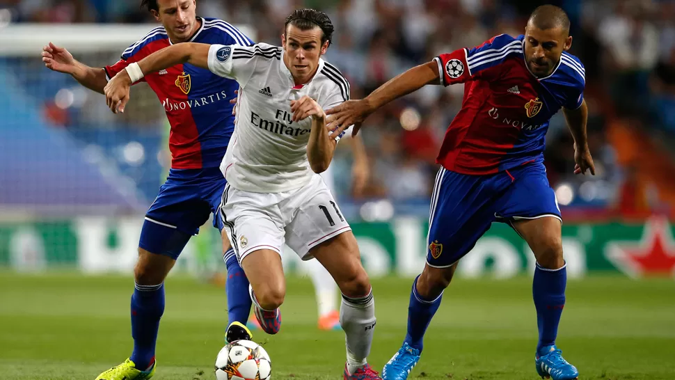 FIGURA. Bale se escapa ante la marca de Samuel durante el partido disputado en el Bernabéu. REUTERS