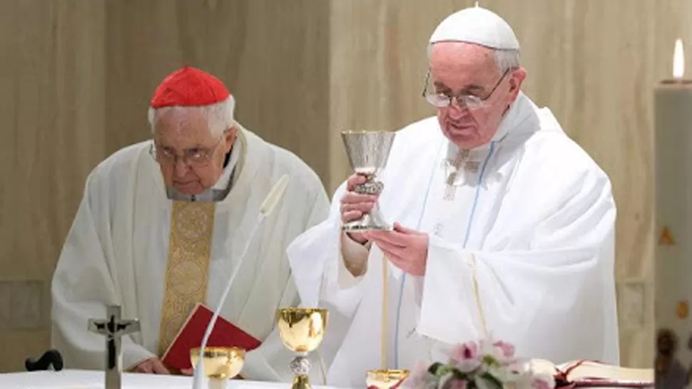 CON EL PAPA. El cardenal Mejía ofició una misa con Francisco. FOTO TOMADA DE CAPTURADORDEIMGENES.BLOGSPOT.COM