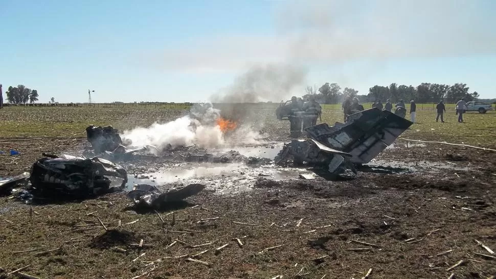 SINIESTRO. La avioneta se estrelló contra el suelo y se prendió fuego. FOTO TOMADA DE INFOVILLEGAS.BLOGSPOT.COM.AR	