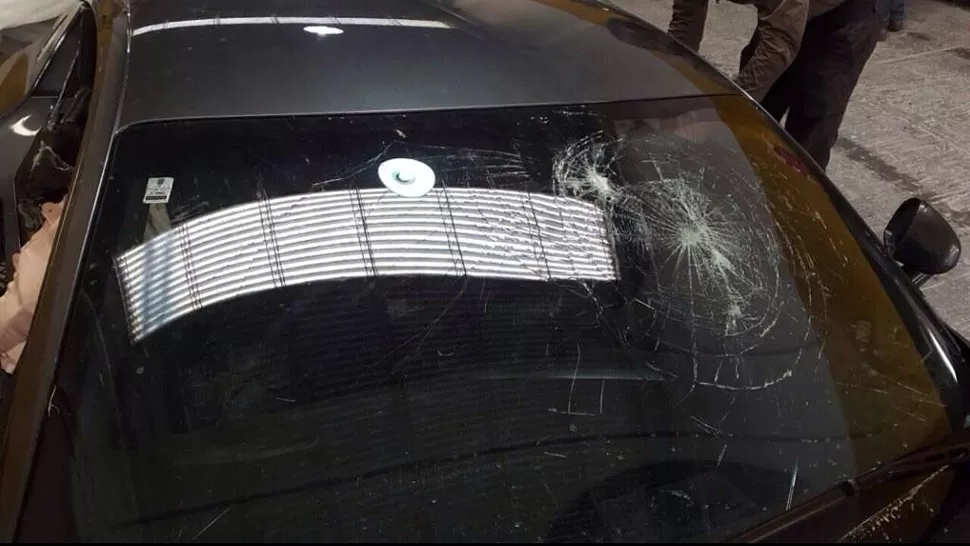 DAÑADO. Así quedó el parabrisas del auto de Paladini, por lo que su familia insiste con que hubo un hecho de inseguridad. FOTO TOMADA DE TWITTER.COM/911ROSARIO