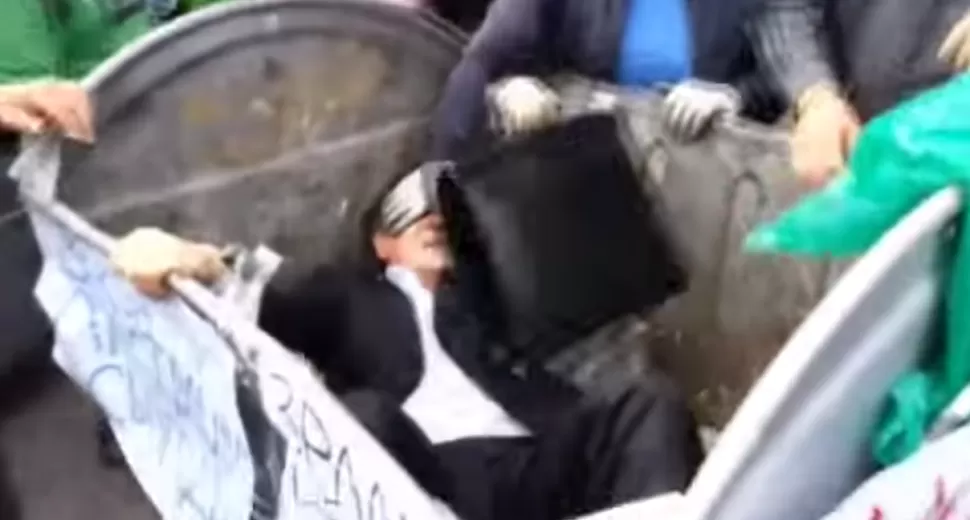 BRONCA. En una protesta en Ucrania, un diputado terminó en la basura. CAPTURA DE VIDEO. 