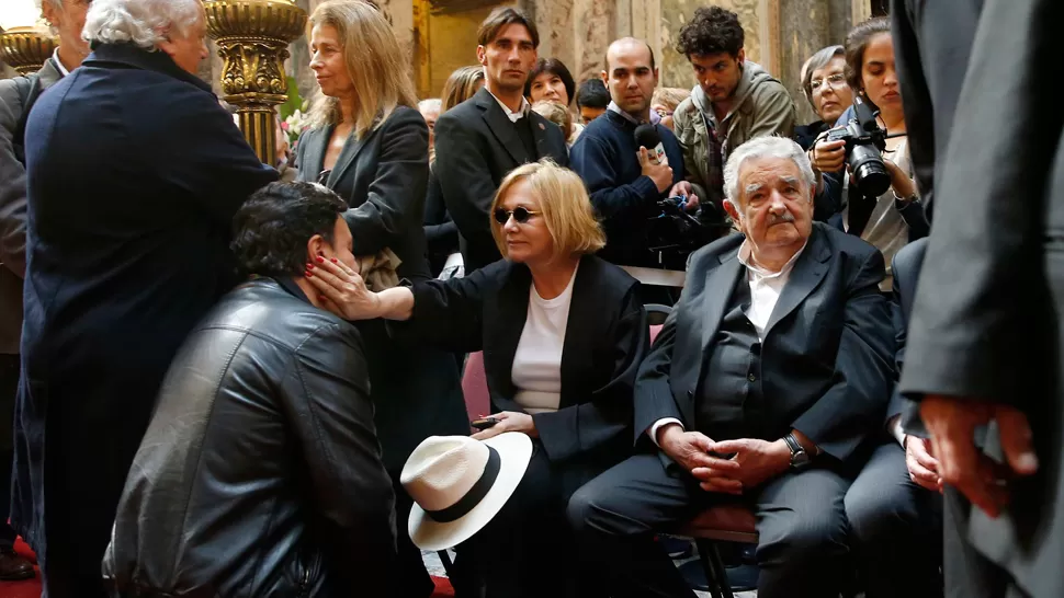 DOLOR. Silveyra busca consuelo junto al presidente Mujica. REUTERS